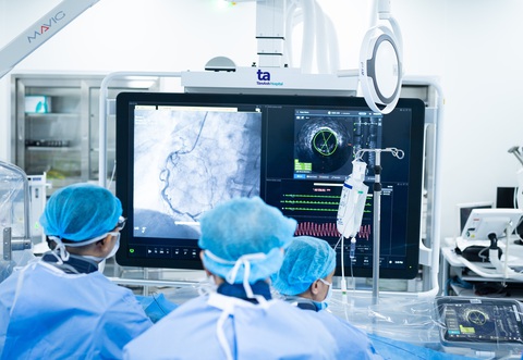 Ứng dụng công nghệ hiện đại chụp mạch vành và đặt stent tim mạch tối thiểu thuốc cản quang, giảm tái hẹp. Ảnh: Đ.H Ứng dụng công nghệ hiện đại chụp mạch vành và đặt stent tim mạch tối thiểu thuốc cản quang, giảm tái hẹp. Ảnh: Đ.H