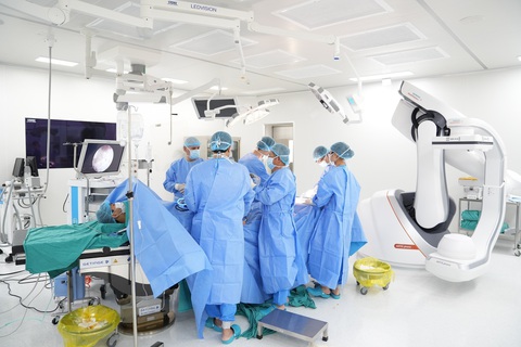 Hệ thống robot Artis pheno dùng trong phẫu thuật xương, thay khớp nhân tạo. Ảnh: Đ.H Hệ thống robot Artis pheno dùng trong phẫu thuật xương, thay khớp nhân tạo. Ảnh: Đ.H