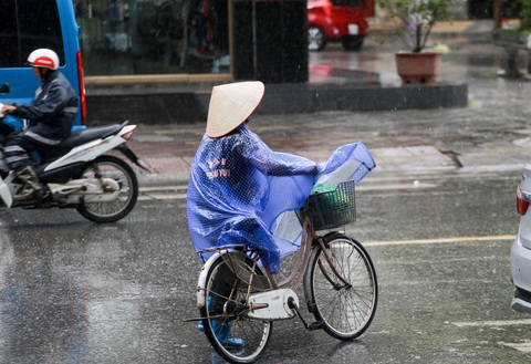 Vì sao bão số 1 không đổ bộ vào Quảng Ninh - Hải Phòng như dự báo? - Ảnh 3. Người dân Móng Cái (Quảng Ninh) di chuyển trong mưa bão số 1 sáng 18-7 - Ảnh: C.TUỆ