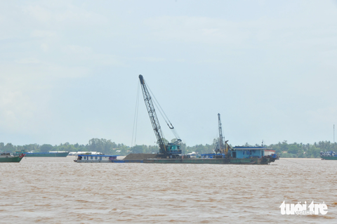 Hai mỏ cát sông diện tích gần 40ha đã trúng đấu giá hơn 194 tỉ đồng - Ảnh 1. Khai thác cát trên sông Tiền, tỉnh Đồng Tháp - Ảnh: TỐNG DOANH