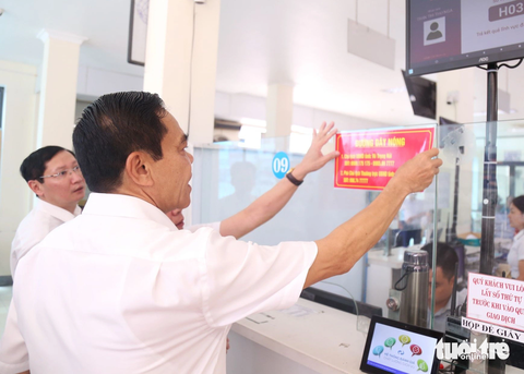 Chủ tịch UBND Hà Tĩnh nhận ngàn cuộc gọi sau 2 ngày công khai số điện thoại nhận phản ánh của dân - Ảnh 1. Chủ tịch UBND tỉnh Hà Tĩnh dán số điện thoại cá nhân tại các địa phương để người dân liên lạc - Ảnh: L.M.