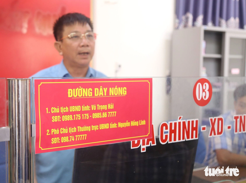 Chủ tịch UBND Hà Tĩnh nhận ngàn cuộc gọi sau 2 ngày công khai số điện thoại nhận phản ánh của dân - Ảnh 2. Các số điện thoại của lãnh đạo Hà Tĩnh làm đường dây nóng được dán ở bộ phận tiếp nhận, trả kết quả ở xã - Ảnh: L.M.