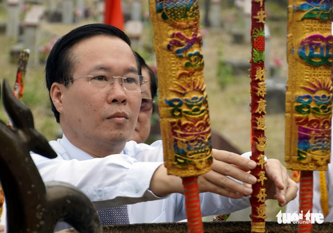 Chủ tịch nước Võ Văn Thưởng viếng Nghĩa trang Hàng Dương, Côn Đảo - Ảnh 1. Chủ tịch nước Võ Văn Thưởng thắp hương tưởng nhớ, ghi ơn những anh hùng liệt sĩ tại Nghĩa trang Hàng Dương, Côn Đảo - Ảnh: ĐÔNG HÀ