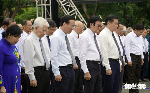 Chủ tịch nước Võ Văn Thưởng viếng Nghĩa trang Hàng Dương, Côn Đảo - Ảnh 2. Chủ tịch nước Võ Văn Thưởng cùng các lãnh đạo, nguyên lãnh đạo Đảng, Nhà nước mặc niệm trước hương linh các anh hùng liệt sĩ - Ảnh: ĐÔNG HÀ