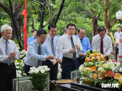 Chủ tịch nước Võ Văn Thưởng viếng Nghĩa trang Hàng Dương, Côn Đảo - Ảnh 5. Chủ tịch nước Võ Văn Thưởng cùng các lãnh đạo, nguyên lãnh đạo Đảng, Nhà nước thắp hương ở phần mộ Anh hùng liệt sĩ Võ Thị Sáu - Ảnh: ĐÔNG HÀ