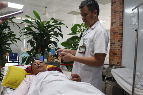 Bác sĩ Nguyễn Trung Nguyên thăm khám cho bệnh nhân bị rắn cắn - Ảnh: DƯƠNG LIỄU Bác sĩ Nguyễn Trung Nguyên thăm khám cho bệnh nhân bị rắn cắn - Ảnh: DƯƠNG LIỄU
