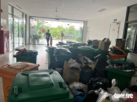 - Ảnh 1. Rác thải chất đầy sảnh chung cư Osaka Complex - Ảnh: PHẠM TUẤN