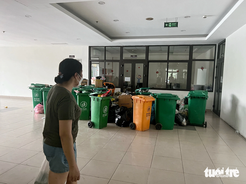 - Ảnh 2. Người dân phải sống chung với rác - Ảnh: PHẠM TUẤN