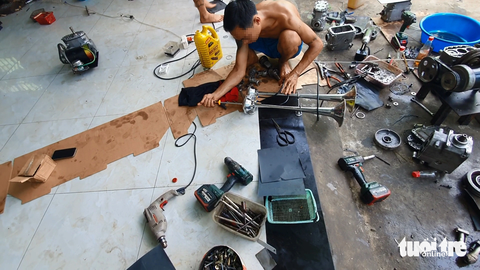 Náo loạn… còi xe 'độ' - Ảnh 2. Ông Trung vừa chỉnh còi hơi vừa bấm phát ra âm thanh vang dội - Ảnh cắt từ clip