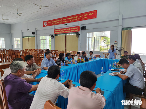 Đề nghị giám định em gái của bé trai bị cha dượng đốt dương vật - Ảnh 2. Bà Nguyễn Thị Bích - phó chủ tịch UBND phường Tịnh Biên - phát biểu tại buổi làm việc - Ảnh: BỬU ĐẤU