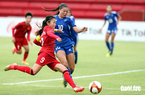 Bóng đá nữ Việt Nam, 30 năm hành trình World Cup - Kỳ 1: Huỳnh Như, thủ quân thế hệ vàng - Ảnh 4. Huyền Như xông pha với các cầu thủ ngoại to con hơn hẳn cô - Ảnh NGUYÊN KHÔI