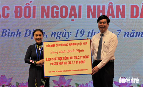 Bà Nguyễn Phương Nga - chủ tịch Liên hiệp các tổ chức hữu nghị Việt Nam trao tặng phần quà cho đại diện UBND tỉnh Bình Định - Ảnh: LÂM THIÊN Bà Nguyễn Phương Nga - chủ tịch Liên hiệp Các tổ chức hữu nghị Việt Nam - trao tặng phần quà cho đại diện UBND tỉnh Bình Định tại Hội nghị toàn quốc công tác đối ngoại nhân dân năm 2023 - Ảnh: LÂM THIÊN