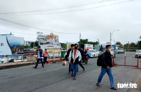 Kiên Giang nối lại tuyến tàu cao tốc TP Phú Quốc đi TP Hà Tiên - Ảnh 1. Tàu nối tuyến chạy lại nên khách nhộn nhịp đi Hòn Sơn du lịch - Ảnh: CHÍ CÔNG