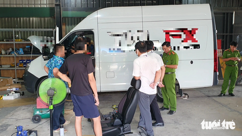 Gara 'độ' còi xe cam kết không để ô nhiễm tiếng ồn trong khu dân cư - Ảnh 1. Tổ công tác phường Bình Hưng Hòa B, quận Bình Tân kiểm tra gara "độ" còi mà báo Tuổi Trẻ phản ánh - Ảnh: MINH HÒA