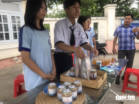 Kết nạp đảng cho bảy học sinh trường chuyên siêng làm nông nghiệp hữu cơ - Ảnh 2. Học sinh Trường THPT chuyên Nguyễn Quang Diêu tự trồng đông trùng hạ thảo hữu cơ bán gây quỹ và nấu nước thanh nhiệt tặng các bạn học sinh, phụ huynh trong kỳ thi THPT quốc gia 2023 - Ảnh: ĐẶNG TUYẾT