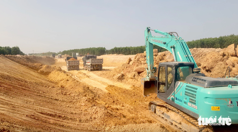 Dự án cao tốc Bắc - Nam chậm 5% sản lượng vì gặp khó về vật liệu - Ảnh 1. Thi công cao tốc Bắc - Nam đoạn qua Quảng Ngãi - Ảnh: TRẦN MAI