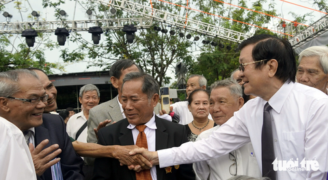 Chủ tịch nước Võ Văn Thưởng ngưỡng mộ, trân trọng sự mất mát, hy sinh của thế hệ cha anh - Ảnh 2. Nguyên Chủ tịch nước Trương Tấn Sang gặp gỡ các cựu tù chính trị Côn Đảo - Ảnh: ĐÔNG HÀ