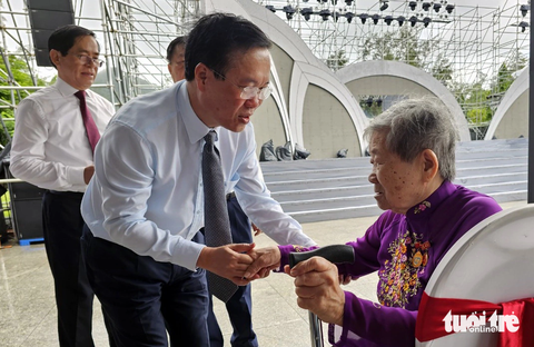 Chủ tịch nước Võ Văn Thưởng ngưỡng mộ, trân trọng sự mất mát, hy sinh của thế hệ cha anh - Ảnh 3. Chủ tịch nước Võ Văn Thưởng hỏi thăm cựu tù chính trị Nguyễn Thị Ni (84 tuổi) đến từ Tiền Giang - Ảnh: ĐÔNG HÀ