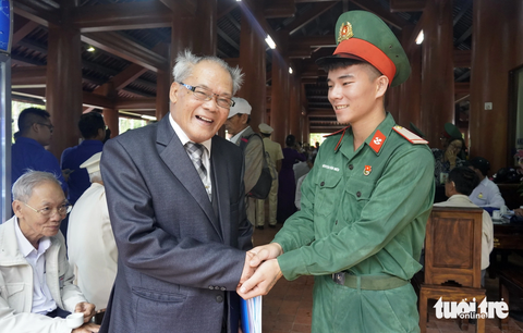 Chủ tịch nước Võ Văn Thưởng ngưỡng mộ, trân trọng sự mất mát, hy sinh của thế hệ cha anh - Ảnh 5. Cựu tù chính trị Côn Đảo trò chuyện với người lính trẻ về những năm tháng chiến đấu với kẻ thù - Ảnh: Đ.H