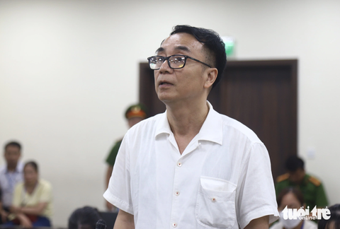 Ông Trần Hùng: 'Không ai buôn bán hàng giả có thể mua chuộc được tôi 10 năm qua' - Ảnh 1. Bị cáo Trần Hùng trả lời xét hỏi - Ảnh: DANH TRỌNG