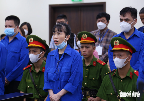 Ông Trần Hùng: 'Trong 10 năm qua, không ai buôn bán hàng giả có thể mua chuộc được tôi' - Ảnh 2. Bị cáo Cao Thị Minh Thuận - giám đốc Công ty Phú Hưng Phát - Ảnh: DANH TRỌNG