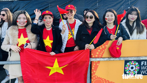 Đội áo dài múa cổ vũ tuyển nữ Việt Nam tại World Cup - Ảnh 5. Kiều bào Việt Nam cho biết họ đều đã có vé vào sân cổ vũ cho Huỳnh Như và đồng đội - Ảnh: TRUNG NGHĨA