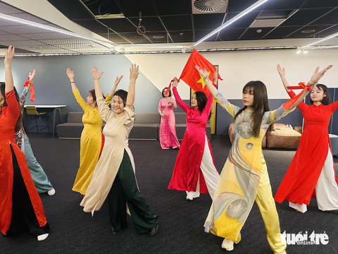 Đội áo dài múa cổ vũ tuyển nữ Việt Nam tại World Cup - Ảnh 7. Ảnh: TRUNG NGHĨA
