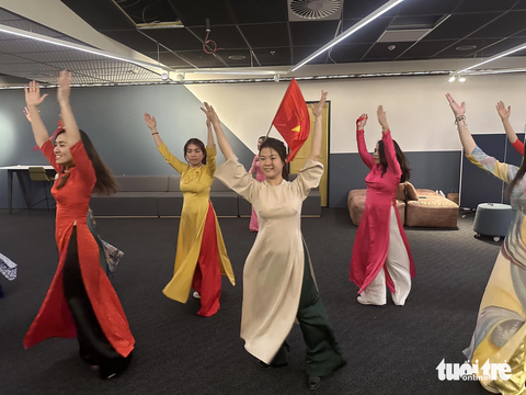 Đội áo dài múa cổ vũ tuyển nữ Việt Nam tại World Cup - Ảnh 11. Ảnh: TRUNG NGHĨA
