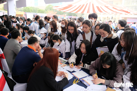 Trường đại học Ngoại thương điểm sàn xét tuyển từ 23,5 - Ảnh 1. Học sinh tham dự ngày hội tư vấn tuyển sinh - hướng nghiệp năm 2023 - Ảnh: NGUYÊN BẢO