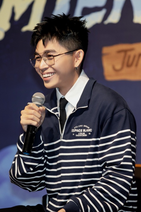 Jun Phạm muốn là 'người vui nhất bàn tiệc' - Ảnh 2. Jun Phạm vui vẻ nhớ lại hành trình 10 năm viết lách của mình