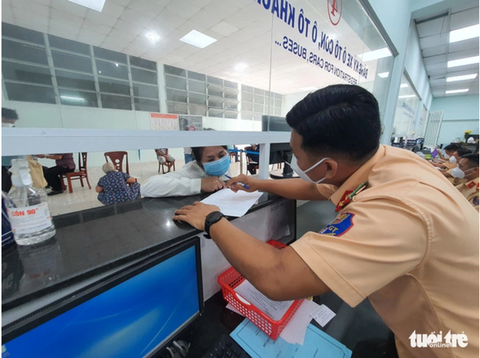 Xe chưa sang tên đổi chủ sẽ định danh biển số thế nào? - Ảnh 1. Người dân đăng ký xe tại TP.HCM - Ảnh: MINH HÒA