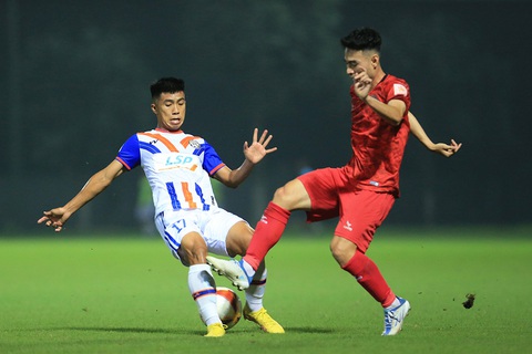Bị nợ tiền, cầu thủ CLB Bà Rịa - Vũng Tàu dọa kiện lên FIFA - Ảnh 1. Tiền vệ Trung Thành (trái) ở Giải hạng nhất 2023 - Ảnh: VPF