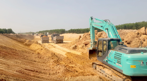 Thủ tướng chỉ đạo xử lý dứt điểm việc thiếu cát cho các dự án cao tốc miền Tây - Ảnh 1. Các dự án cao tốc qua miền Tây hiện đang 'đói' cát đắp nền đường - Ảnh: TRẦN MAI