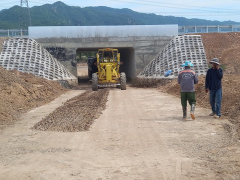 Bao giờ hoàn chỉnh cao tốc Vĩnh Hảo - Phan Thiết? - Ảnh 2. Nhà thầu đang thi công hoàn thiện một hạng mục hầm chui tuyến chính cao tốc Vĩnh Hảo - Phan Thiết - Ảnh: MAI THỨC