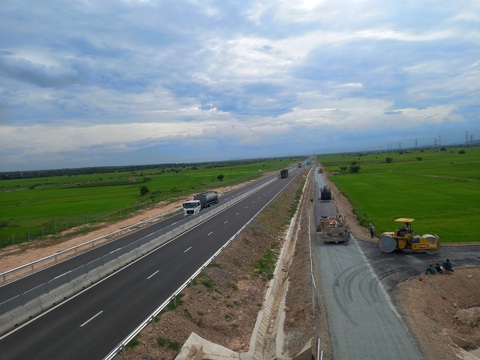 Bao giờ hoàn chỉnh cao tốc Vĩnh Hảo - Phan Thiết? - Ảnh 1. Các nhà thầu đang thi công hạng mục đường gom dân sinh bên tuyến chính cao tốc Vĩnh Hảo - Phan Thiết - Ảnh: MAI THỨC