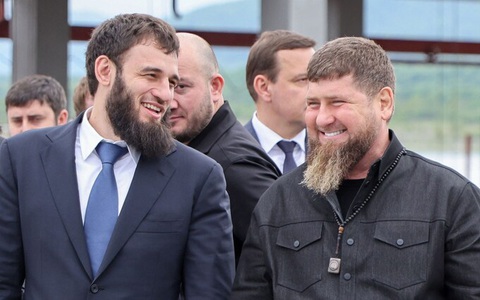 Nga kiểm soát công ty con của nước ngoài, giao cho họ hàng lãnh đạo Chechnya - Ảnh 1. Ông Yakub Zakriev (trái) và lãnh đạo Chechnya Akhmatovich Kadyrov - Ảnh: AFP