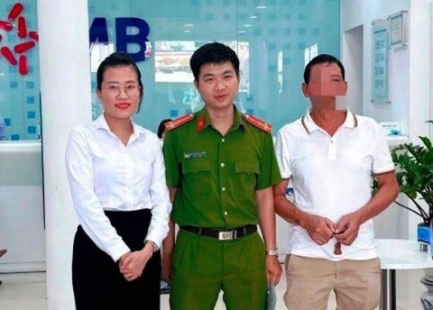 Hi hữu chuyển nhầm tiền cho chủ tài khoản đang bị tạm giam chờ thi hành án - Ảnh 1. Anh V. (phải) - chủ doanh nghiệp chuyển nhầm tiền cho chủ tài khoản đang bị tạm giam - Ảnh: T.S.
