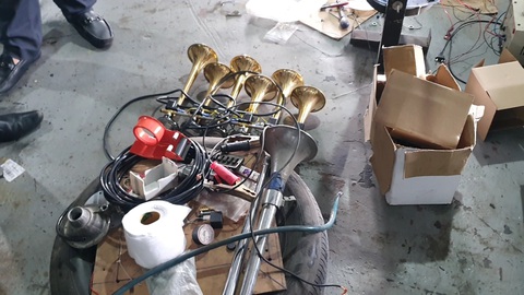 Gara 'độ' còi xe cam kết không để ô nhiễm tiếng ồn trong khu dân cư - Ảnh 3. Tại gara "độ" còi trên đường số 6, phường Bình Hưng Hòa B, lực lượng chức năng ghi nhận có nhiều còi để ở khu vực sửa chữa - Ảnh: MINH HÒA