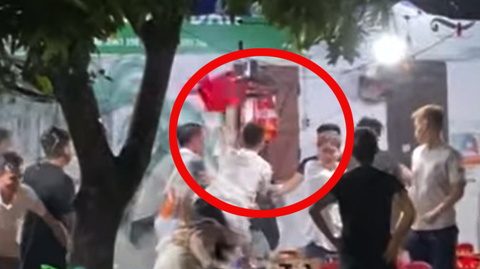 Nghi em 'nhìn đểu' ở quán nhậu, chị gái bị đánh bầm mặt - Ảnh 1. Nam thanh niên dùng ghế nhựa tấn công cô gái ở quán nhậu - Ảnh: Bạn đọc cung cấp