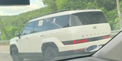 Hyundai Santa Fe lộ mặt thực tế ngay sau ngày công bố đầu tiên - Ảnh 3. Phần hông phình ra khiến Hyundai Santa Fe mới nhìn khá lạ ở một số góc quan sát - Ảnh: The Korean Car Blog