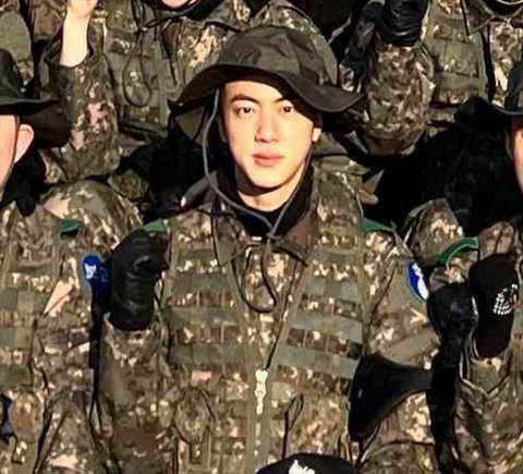 Jin (BTS) vô tình cứu fan nữ khỏi bị cướp theo cách cực hài - Ảnh 2. Vốn đã là idol được yêu mến đến khi nhập ngũ, Jin vẫn hot mà không cần một động thái nào
