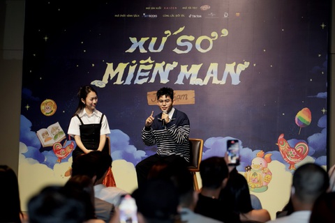 Jun Phạm muốn là 'người vui nhất bàn tiệc' - Ảnh 1. MC Khánh Vy và Jun Phạm tại buổi ra mắt sách