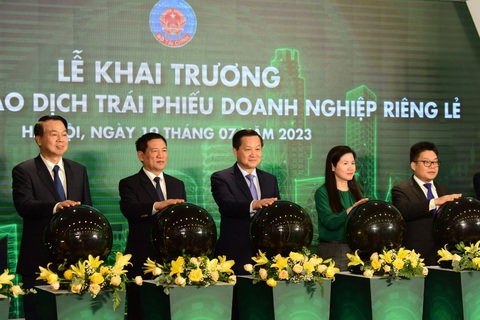 Khai trương hệ thống trái phiếu doanh nghiệp riêng lẻ - Ảnh 1. Phó thủ tướng Lê Minh Khái bấm nút khai trương hệ thống trái phiếu doanh nghiệp riêng lẻ sáng 19-7 tại Sở Giao dịch chứng khoán Hà Nội - Ảnh: CTV
