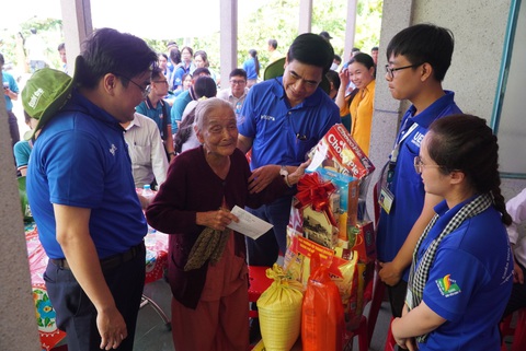 Thành Đoàn TP.HCM thăm, động viên chiến sĩ tình nguyện - Ảnh 2. Ông Ngô Văn Luận và anh Ngô Minh Hải thăm, tặng quà cho mẹ Trần Thị Tư - Ảnh: CHÍ HẠNH