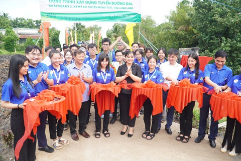 Thành Đoàn TP.HCM thăm, động viên chiến sĩ tình nguyện - Ảnh 1. Lãnh đạo Ban Dân vận, Thành Đoàn TP.HCM và bí thư Huyện ủy Mang Thít thăm các chiến sĩ tình nguyện và cắt băng khánh thành công trình giao thông - Ảnh: CHÍ HẠNH