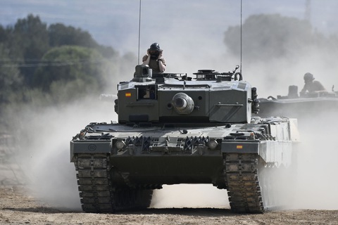 Binh sĩ Ukraine tập luyện sử dụng xe tăng Leopard 2 trên thao trường Tây Ban Nha hồi tháng 3-2023 - Ảnh: AFP Binh sĩ Ukraine tập luyện sử dụng xe tăng Leopard 2 trên thao trường Tây Ban Nha hồi tháng 3-2023 - Ảnh: AFP
