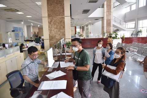 TP.HCM: Hoàn thuế VAT 6 tháng đầu năm giảm một nửa so với cùng kỳ - Ảnh 1. Nhiều doanh nghiệp kêu cứu do bị ách tắc hoàn thuế VAT suốt hai năm qua. Trong ảnh là doanh nghiệp làm thủ tục thuế tại Cục Thuế TP.HCM - Ảnh: NGỌC PHƯỢNG
