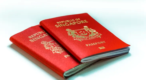 Hộ chiếu Singapore quyền lực nhất thế giới, Việt Nam thăng hạng - Ảnh 1. Hộ chiếu Singapore - Ảnh: GETTY IMAGES