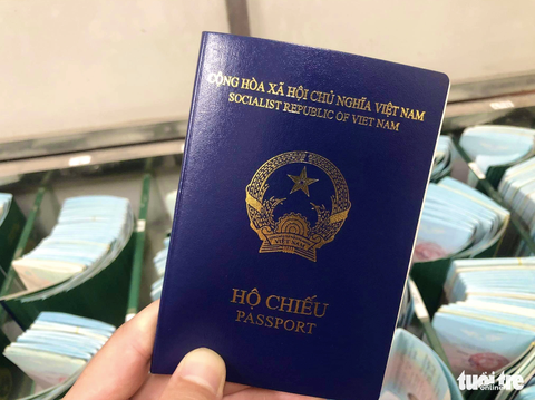 Hộ chiếu Singapore quyền lực nhất thế giới, Việt Nam thăng hạng - Ảnh 2. Mẫu hộ chiếu mới của Việt Nam - Ảnh: DANH TRỌNG