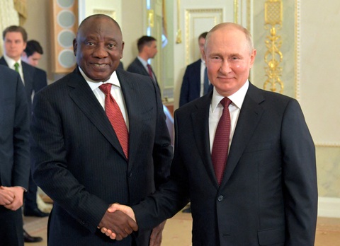 Nam Phi nói ông Putin sẽ không dự thượng đỉnh BRICS theo ‘thỏa thuận chung’ - Ảnh 1. Tổng thống Nam Phi Cyril Ramaphosa (trái) và Tổng thống Nga Vladimir Putin - Ảnh: REUTERS